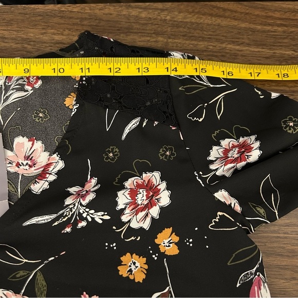 NWT Warehouse one Floral V-Neck Blouse - Black and Multicolor XS - Picture 7 of 11